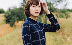 小恩雅穿红色内衣